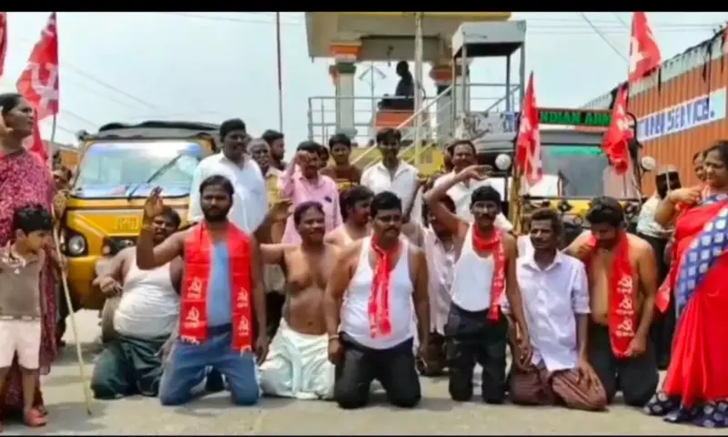 Gooty: గుత్తి రోడ్లపై అర్ధనగ్నంగా మోకాళ్లపై కూర్చుని నిరసన