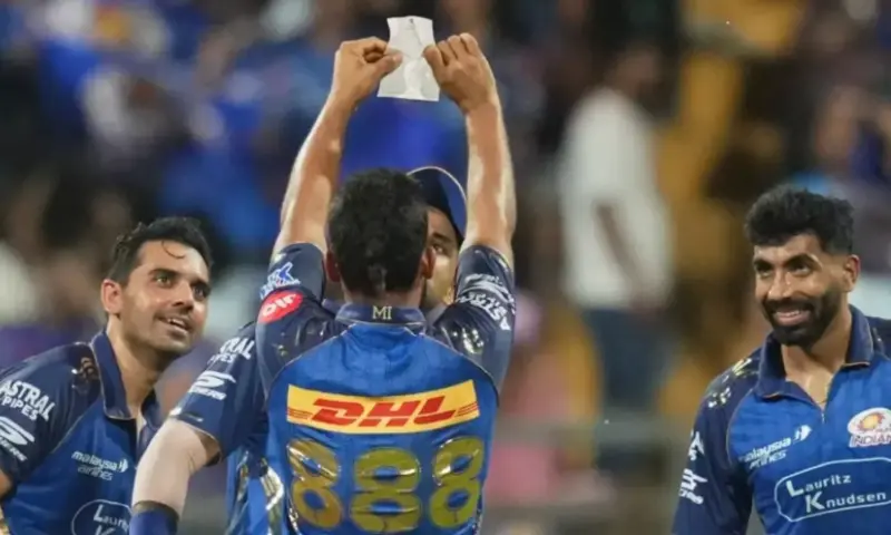 IPL: తొలి వికెట్‌ తర్వాత గ్రౌండ్‌ లో జై శ్రీరామ్‌ అనే లేఖ..ఎవరీ రఘు