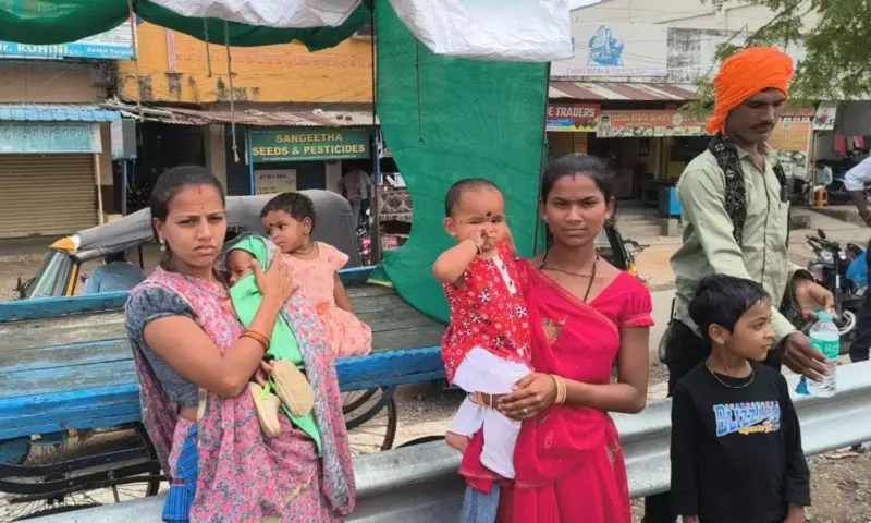 Gudihathnur: ప్రయాణికుల అవస్థలు.. ఎండలో ఎండుతూ బస్సు కోసం వెయిటింగ్!