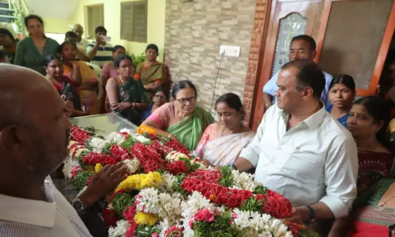Thipparthy: మాజీ సర్పంచ్ మృతదేహానికి నివాళులర్పించిన మంత్రి కోమటిరెడ్డి