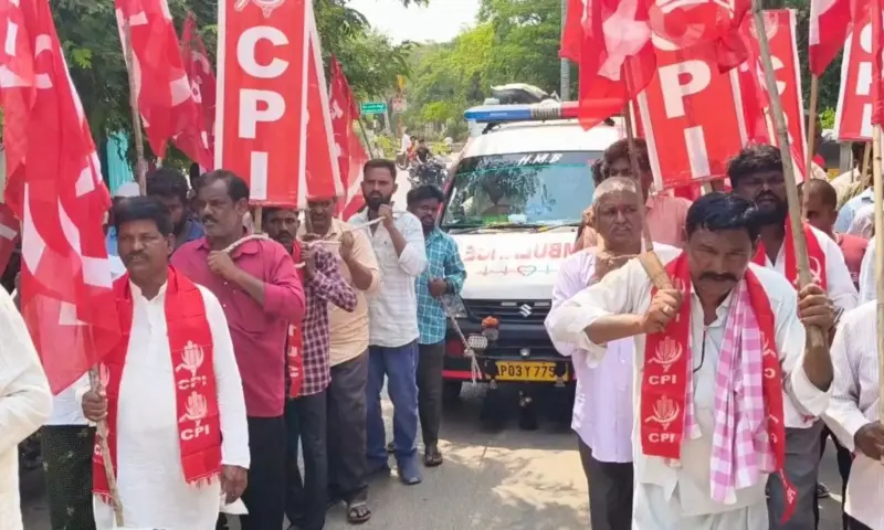 Yemmiganur: రోడ్డెక్కిన అంబులెన్స్ కేంద్రానికి సీపీఐ నేతల ఊహించని కౌంటర్