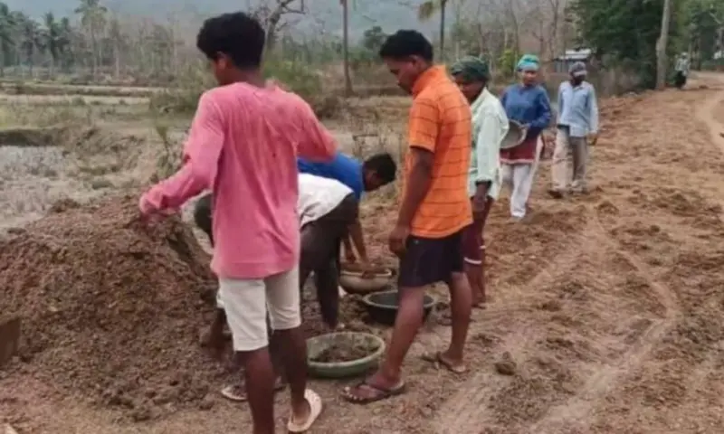 ଦୀର୍ଘଦିନର ଦାବି ପରେ ମଧ୍ୟ ପ୍ରଶାସନ ଶୁଣିଲାନି, ଚାନ୍ଦା ଆଦାୟ କରି ରାସ୍ତା ନିର୍ମାଣ କଲେ ଗ୍ରାମବାସୀ