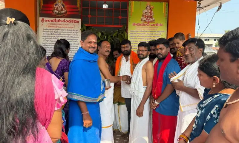Karimnagar: జమ్మికుంట సంజీవని ఆలయంలో మున్సిపల్ చైర్మన్ దిలీప్ ప్రత్యేక పూజలు!