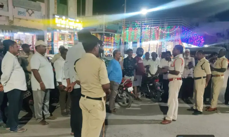 Vatapalem: వాహనదారులకు డ్రైవింగ్ లైసెన్స్, హెల్మెట్ తప్పనిసరి: ఎస్సై పి. జనార్ధన్