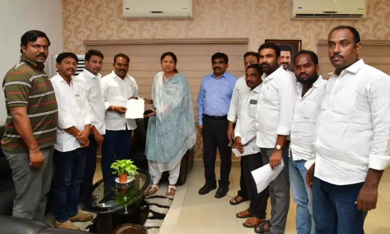 Karimnagar: కలెక్టర్కు మాజీ ఎమ్మెల్యే రవిశంకర్ వినతి.. ధాన్యం కొనాలని డిమాండ్!
