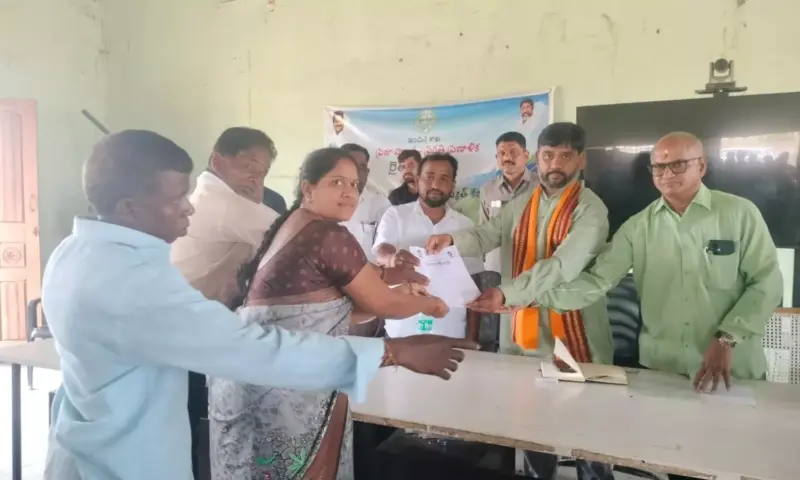 Chintalamanepalli: లబ్ధిదారులకు ఇందిరమ్మ ఇళ్లు కల్యాణ లక్ష్మి చెక్కుల పంపిణీ