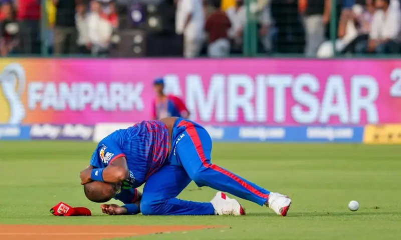 Lungi Ngidi taken off field in ambulance due to head injury