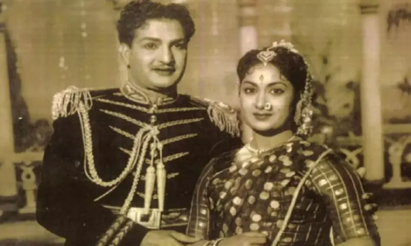 Savitri Rejected NTR Film: గ్లామర్‌ పాత్రలకు సరిపోదన్నారని...ఎన్టీఆర్‌కు నో చెప్పిన సావిత్రి