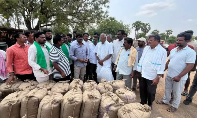 Nakrekal: నకిరేకల్ కొనుగోలు కేంద్రాల్లో ఎమ్మెల్యే వీరేశం ఊహించని తనిఖీలు