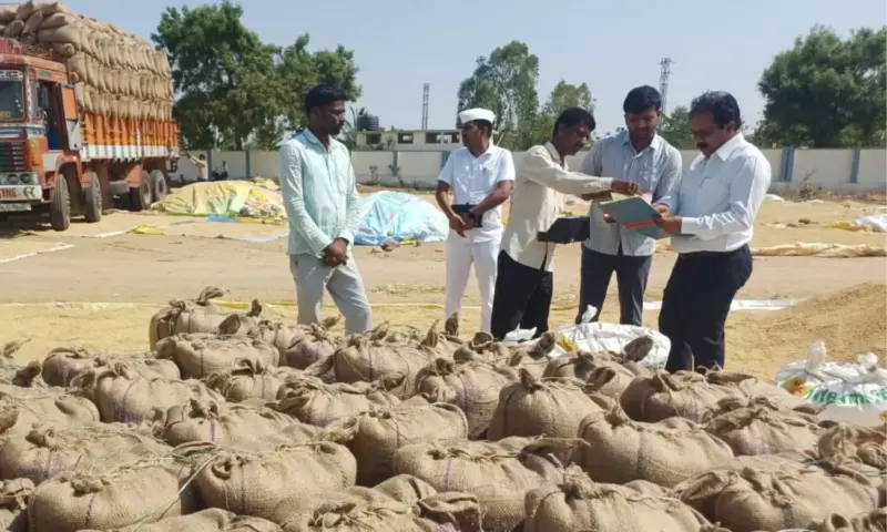 Medak: ధాన్యం కొనుగోళ్లలో జాప్యం వద్దు.. రికార్డులు తనిఖీ చేసిన అదనపు కలెక్టర్