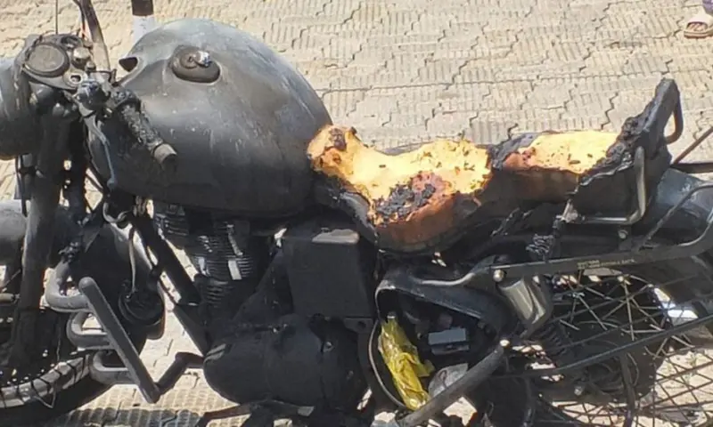 കനത്ത ചൂട്; കൊച്ചിയില്‍ ബൈക്കിന്റെ സീറ്റ് കത്തിനശിച്ചു