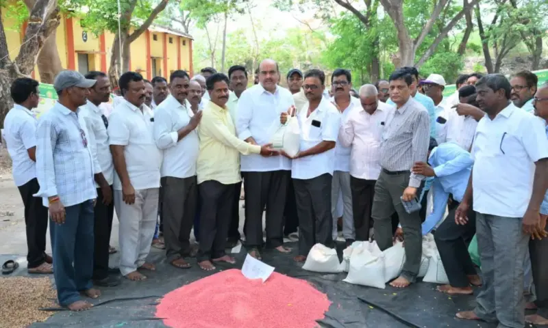 Bobbili: నవధాన్యాల విత్తనాల పంపిణీ.. పాల్గొన్న ఎమ్మెల్యే బేబీ నాయన