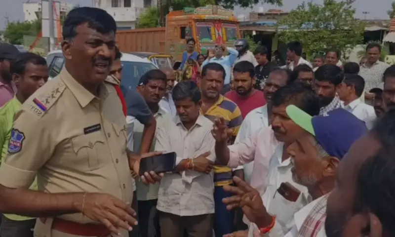 Jangaon: జనగామలో అన్నదాతల అగ్నిప్రేరణ జాతీయ రహదారిపై ధాన్యం పోసి నిప్పు