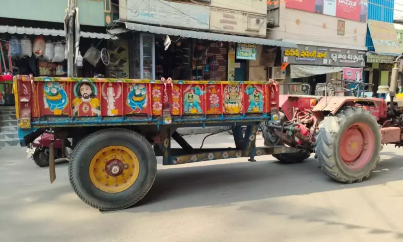 Bapatla: ట్రాక్టర్ ఢీకొట్టి డ్రైవర్ పరార్.. బాపట్లలో కలకలం