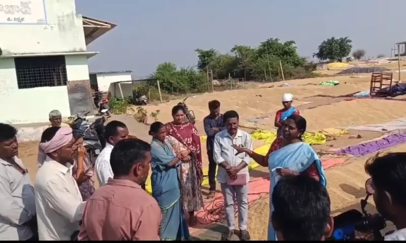 Dasturabad: అన్నదాత ఆవేదన..మా సొమ్ము ఇతరుల ఖాతాల్లోకి ఎలా మళ్లిస్తారు?