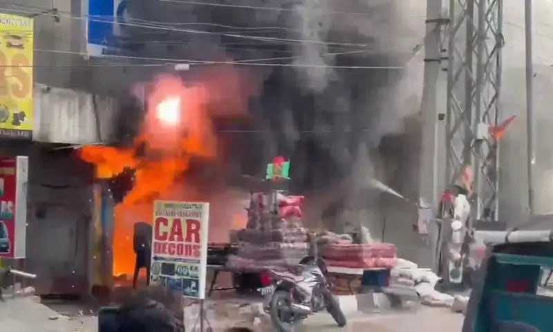 Hayathnagar: భారీ అగ్నిప్రమాదం కారు డెకర్స్ షాపులో ఎగిసిపడుతున్న మంటలు