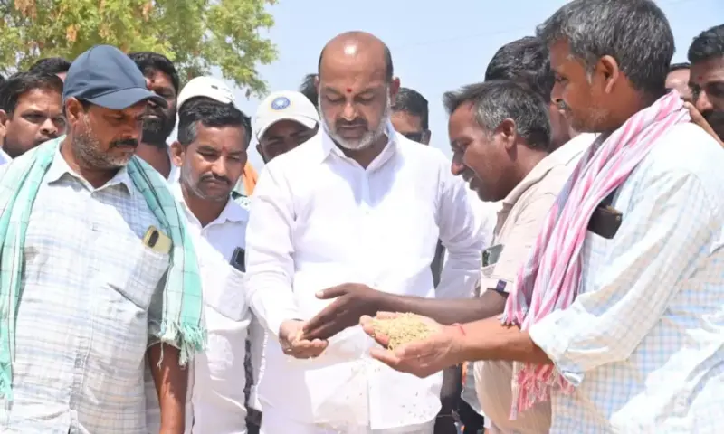 Karimnagar: రైతులకు 'తరుగు' సెగ.. సర్కార్పై బండి నిప్పులు