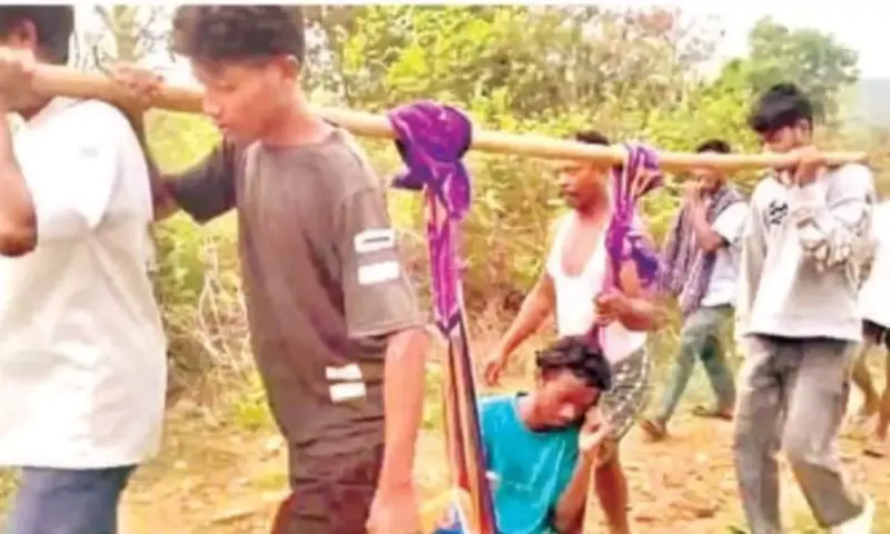 Parvathipuram: తప్పని డోలీ మోతలు.. 5 కిలోమీటర్లు మోసుకుంటూనే!