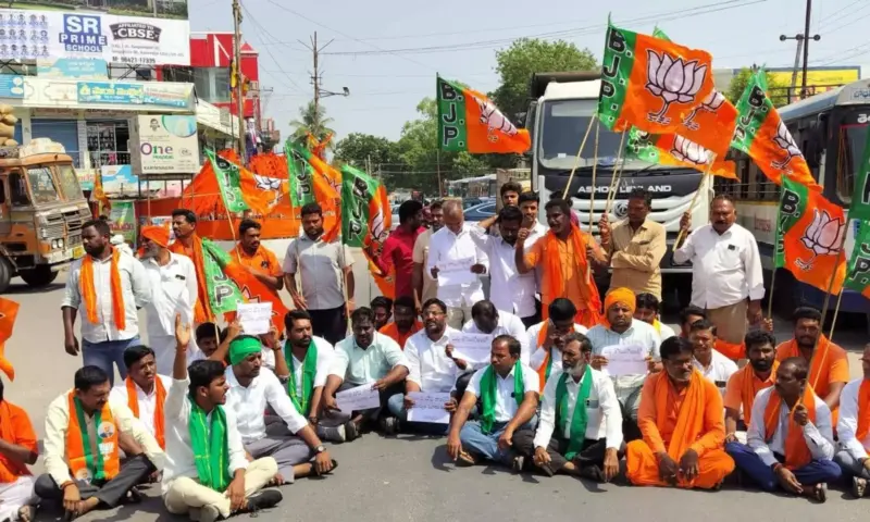 Gangadhara: గంగాధరలో బీజేపీ రాస్తారోకో.. స్తంభించిన ట్రాఫిక్