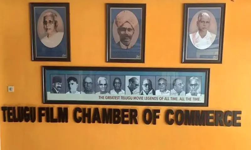 షాకింగ్ న్యూస్ ఛాంబర్ మీటింగ్లో కొట్టుకోబోయిన నిర్మాత ఎగ్జిబిటర్