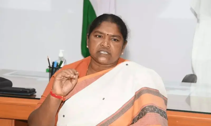 మాజీ సీఎం కేసీఆర్‌కు మంత్రి సీతక్క లీగల్ నోటీసులు