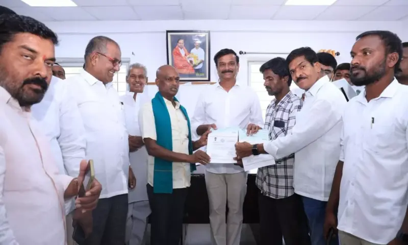 Dubbaka: దుబ్బాకలో సీఎంఆర్ఎఫ్ చెక్కుల పంపిణీ
