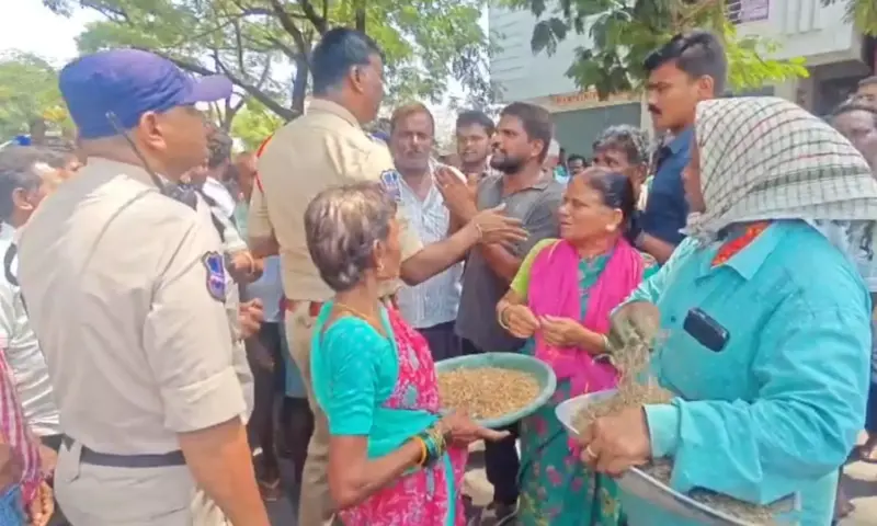 Jangaon: వడ్లకొండ ఐకేపీ కేంద్రంలో రైతుల రాస్తారోకో