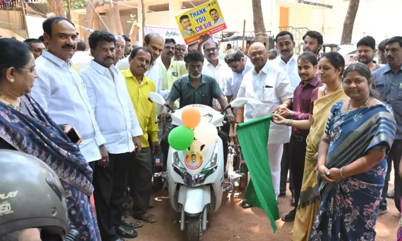 Kurnool: కర్నూలులో విభిన్న ప్రతిభావంతులకు వాహనాల పంపిణీ