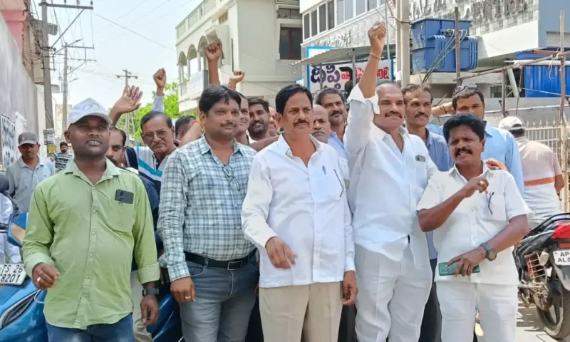 Mahabubabad: మెడికల్ షాపుల బంద్.. రోడ్డుపైకి వచ్చిన కెమిస్టులు!
