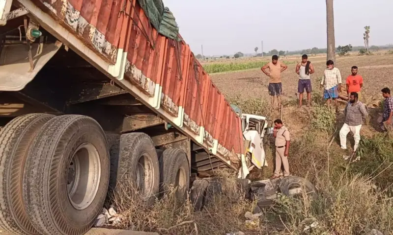 Bapatla: జాతీయ రహదారిపై ఒక్కసారిగా పగిలిన టైర్.. కాలవలోకి దూసుకెళ్లిన లారీ!
