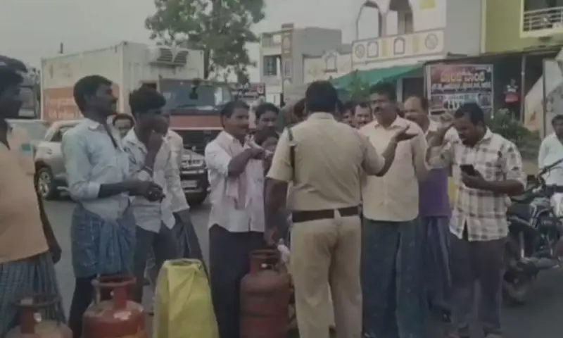 Narsimhulapeta: గ్యాస్ సిలిండర్ల కోసం వినియోగదారుల రాస్తారోకో