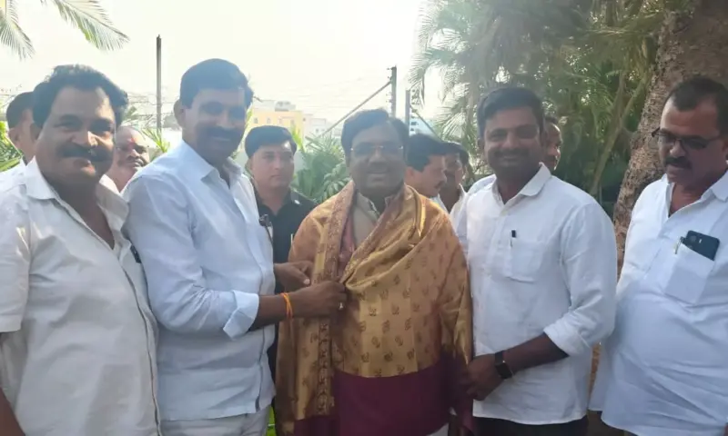 Dubbaka: రామాలయం అభివృద్ధికి నిధులివ్వండి.. మంత్రి వివేక్కు వినతి