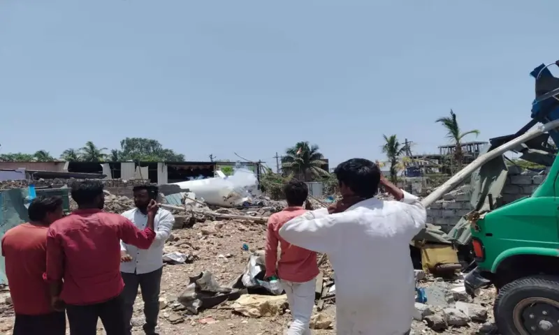 హైదరాబాద్లో తప్పిన పెను ప్రమాదం..ఆక్సిజన్ ట్యాంకుల పేలుడు, ముగ్గురికి తీవ్ర గాయాలు! (video)