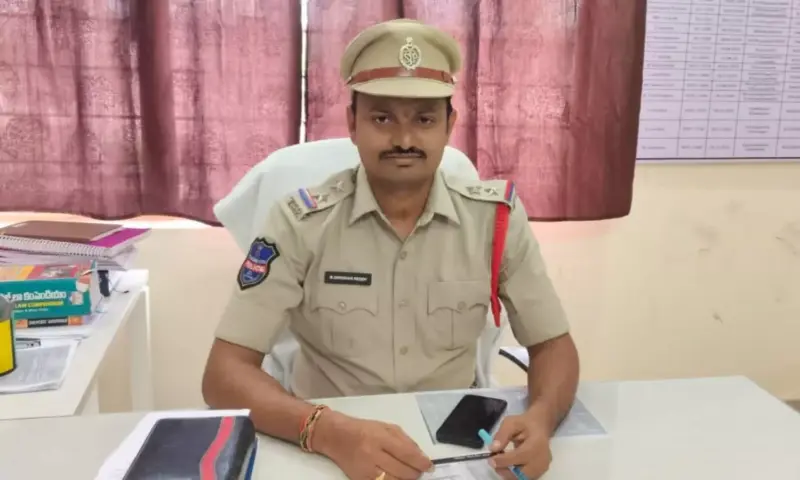 Gudur: పొలాల్లో వరి కొయ్యలు, పంట అవశేషాలు కాల్చవద్దు.. ఎస్సై గిరిధర్