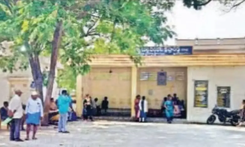 Atmakur: ప్రయాణికుల పాట్లు.. అధికారుల నిర్లక్ష్యం