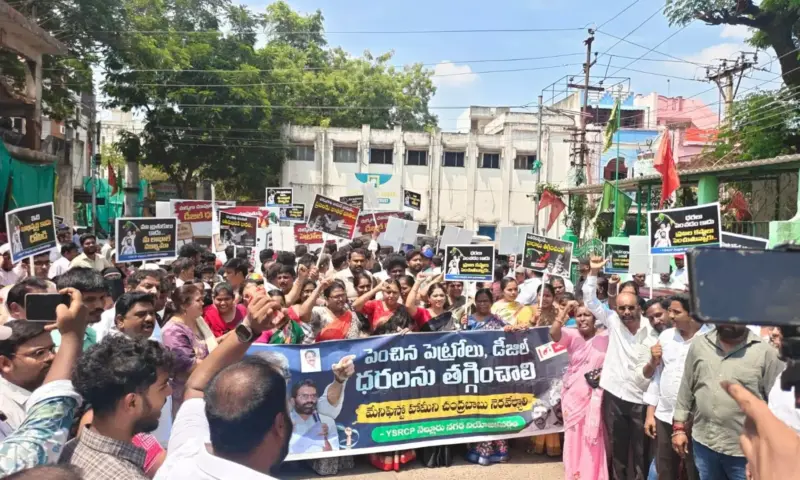 Nellore: పెట్రోల్ డీజిల్ ధరలపై కదంతొక్కిన నెల్లూరు వైఎస్సార్సీపీ