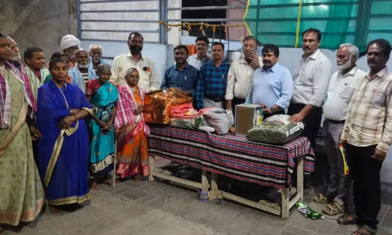 Karimnagar: పూల బొకేలు వద్దు.. అనాధలకు సాయం ముద్దు