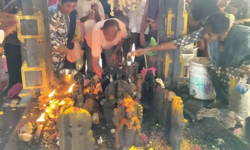 Kothagudem: అమావాస్య, శని త్రయోదశి.. ఆలయాల్లో తైలాభిషేకాలు