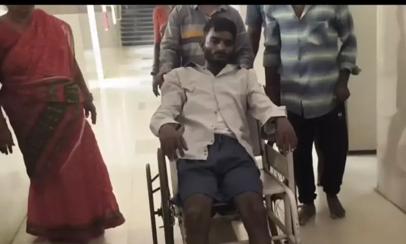 Narsapur: కోతుల గుంపు దాడిలో యువకుడికి తీవ్ర గాయాలు