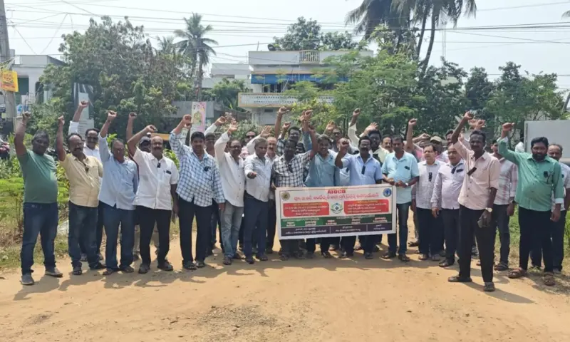 Razole: రాజోలులో మెడికల్ షాపులు బంద్: రోడ్డెక్కిన వ్యాపారులు!