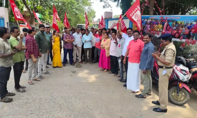 Palakonda: పాలకొండ ఆర్టీసీ డిపో వద్ద రెండో రోజు ధర్నా