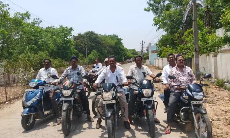 Komarolu: మెడికల్ షాపులు బంద్.. ఈ-ఫార్మసీలపై కెమిస్టుల బైక్ ర్యాలీ!
