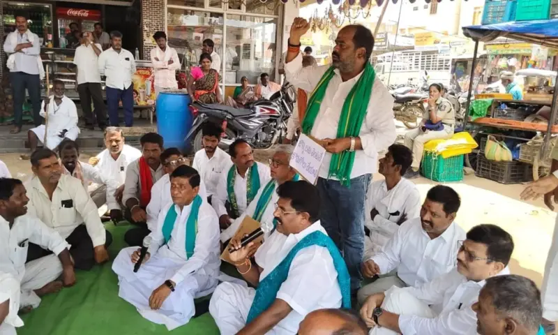 Kamareddy: పిట్లంలో బీఆర్ఎస్ రైతు మహాధర్నా.. మాజీ ఎమ్మెల్యే ఎంట్రీ!