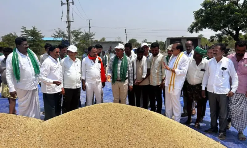 Adilabad: జొన్న రైతులు ఆందోళన చెందవద్దు.. ప్రతి గింజనూ కొంటాం