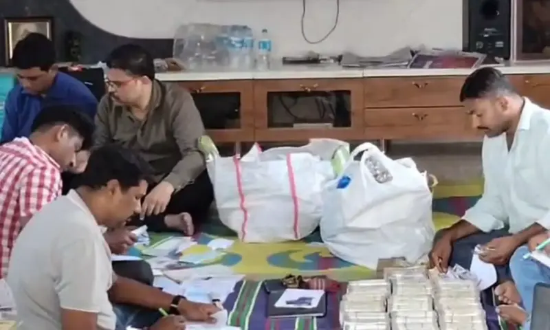 Hyderabad: నోట్లు లెక్కించడానికి కౌంటింగ్ మెషీన్లు తెచ్చిన అధికారులు