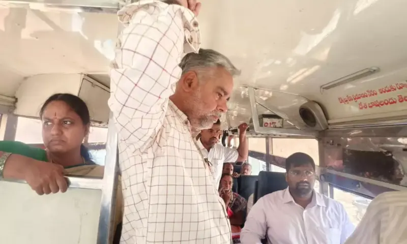 Puttaparthi: ఆర్టీసీ బస్సు ఎక్కిన సత్యసాయి జిల్లా జేసీ మౌర్య భరద్వాజ్