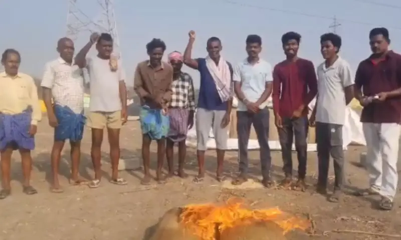 Mandamarri: రగిలిన అన్నదాతల ఆగ్రహం కొనుగోలు కేంద్రంలో వడ్ల బస్తాల దహనం