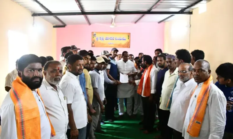 Medchal: పూడూర్లో క్రీడా మైదానం వివాదం.. ఎమ్మెల్యే మల్లారెడ్డికి వినతి!