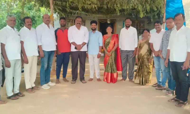 Thoguta: వధూవరులను ఆశీర్వదించిన చెరుకు శ్రీనివాస్ రెడ్డి