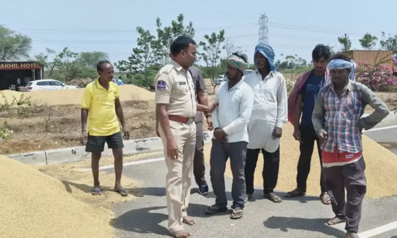 Suryapet: ధాన్యం తడవకుండా జాగ్రత్త పడండి.. అన్నదాతలకు ఎస్పీ సూచన